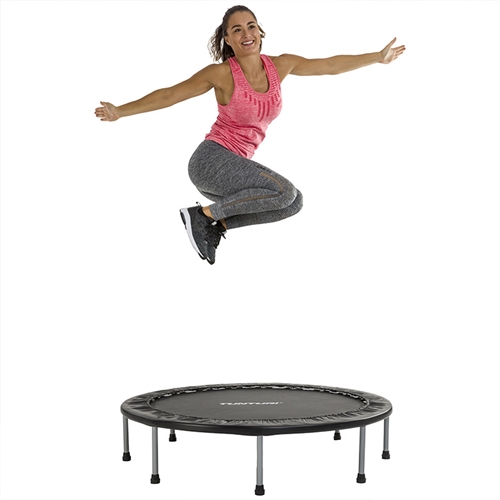 kvinde hopper på Tunturi Funhop Trampolin 125cm
