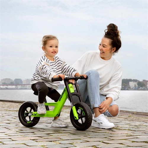 Barn på Biky Mini Green Løbecykel