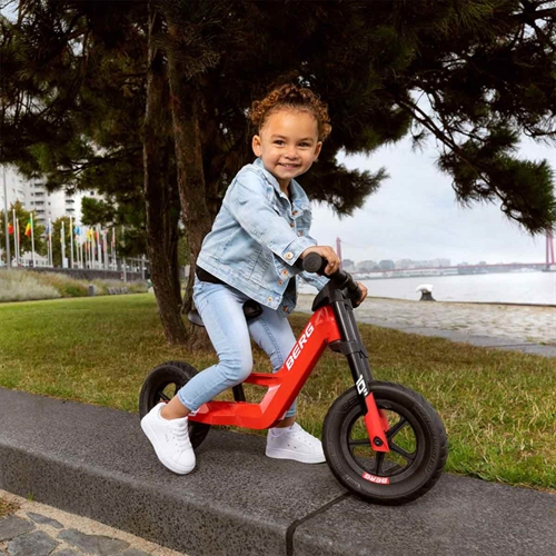 Barn på Biky Mini Red Løbecykel
