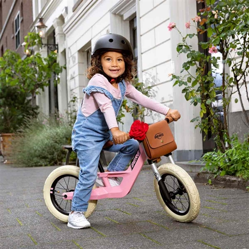 Pige på Biky Retro Pink Løbecykel 