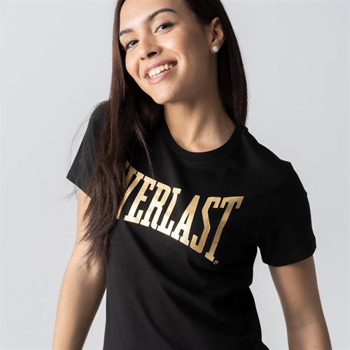 Dame smiler og  har Everlast Lawrence T-shirt - Sort på