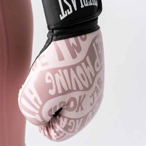 Everlast Spark Boksehandske - Pink på hånd