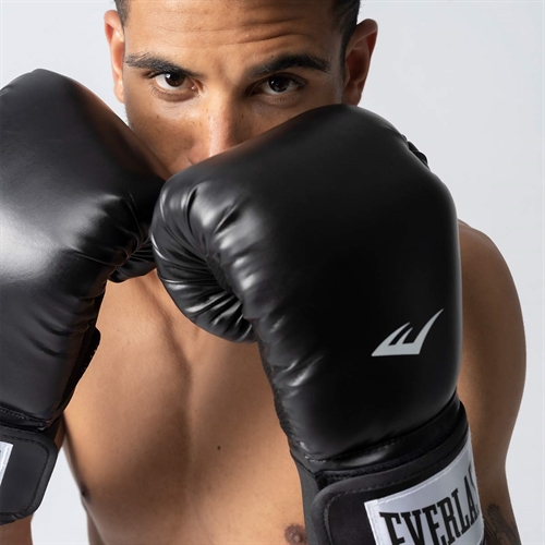 Mand med Everlast Prostyle 2 Boksehandsker - Sort