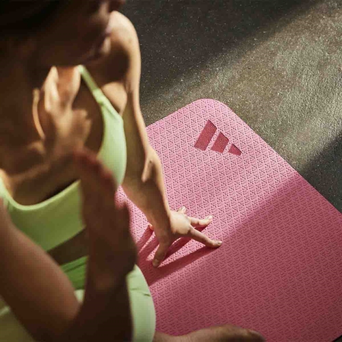 Dame på Adidas 4 mm Yogamåtte - Pink