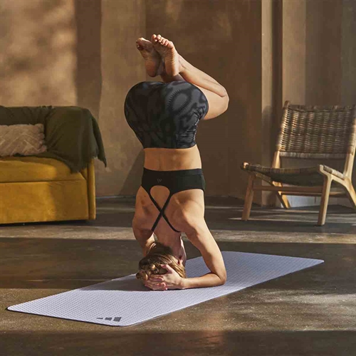 Dame på Adidas 4 mm Yogamåtte - Sølv