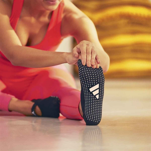 Dame med Adidas Yoga Sokker 