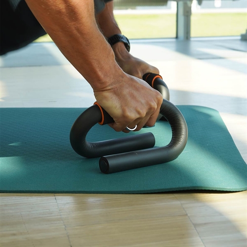 Mand på push up bars