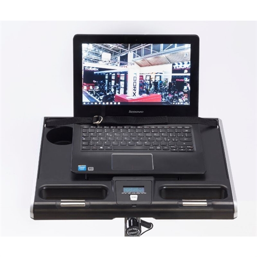 her ses en computer stående på en Toorx BRX-Office Compact Kontorcykel