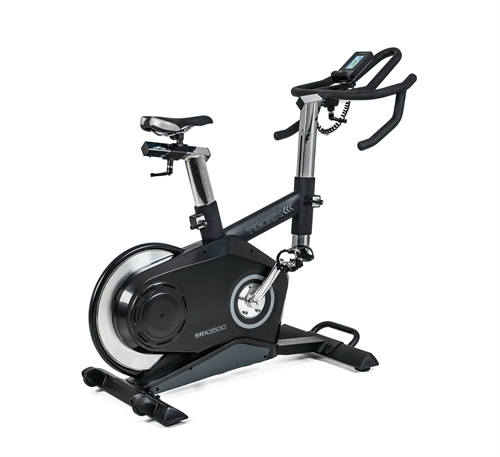 Dette er en TOORX SRX 3500 Indoor Bike, spinningscyklen er sort med lysegrå accenter og tekst