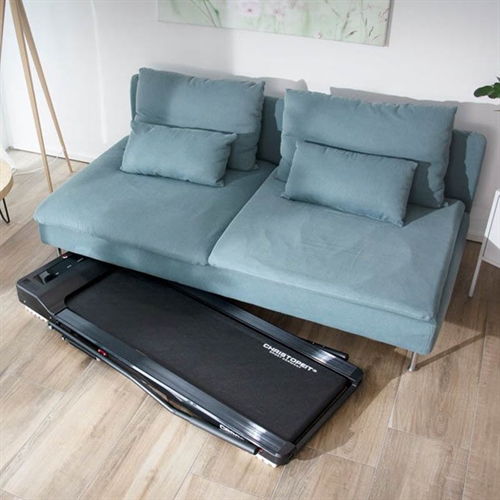 her vises det hvor nemt det er at opbevarer et Top Sport CS 2000 Walking Pad under sofaen.