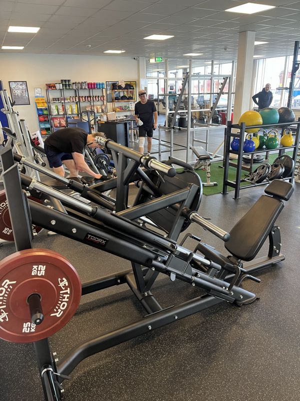 Fit Club Kattegatsilo – overblik over træningsrum med frirums-område og rig