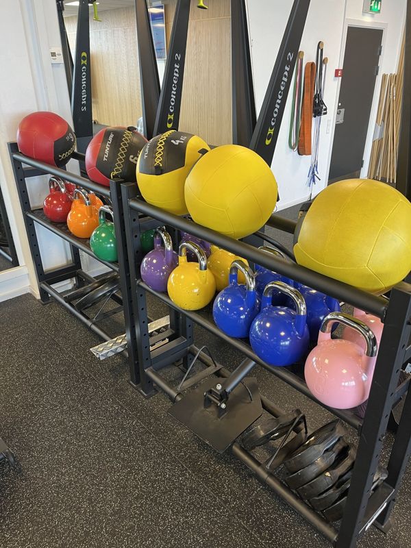 Fit Club Kattegatsilo – vægtudstyr, kettlebells og medicinbolde på opbevaringsstativer