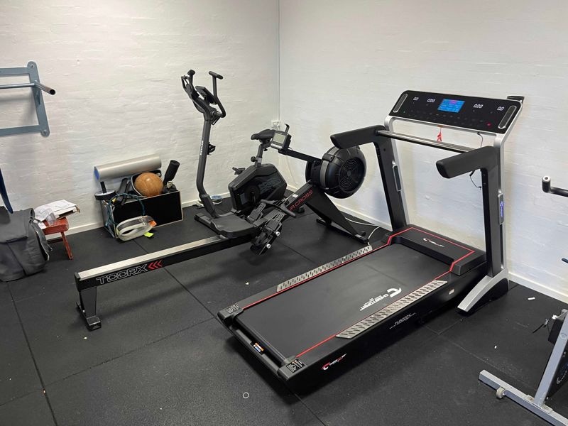 Professionelle Toorx motionsmaskiner installeret hos Frederikshavn Atletik Klub – løbebånd, romaskine og motionscykel