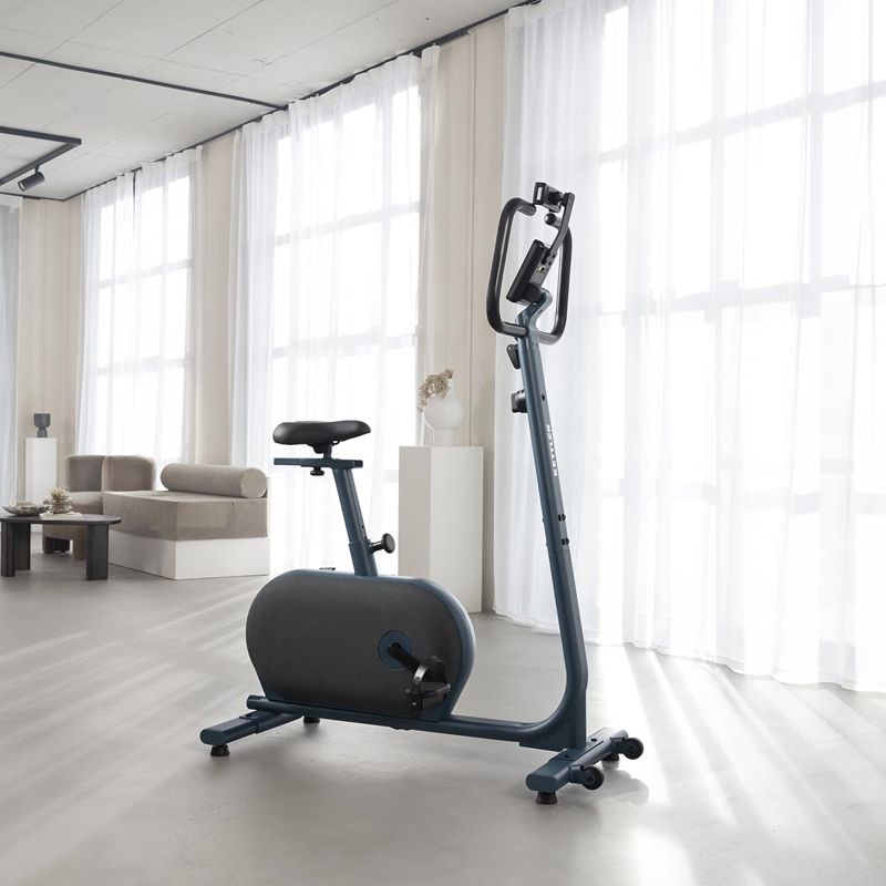 Klassisk motionscykel i stuen – ideel til konditionstræning og daglig motion.