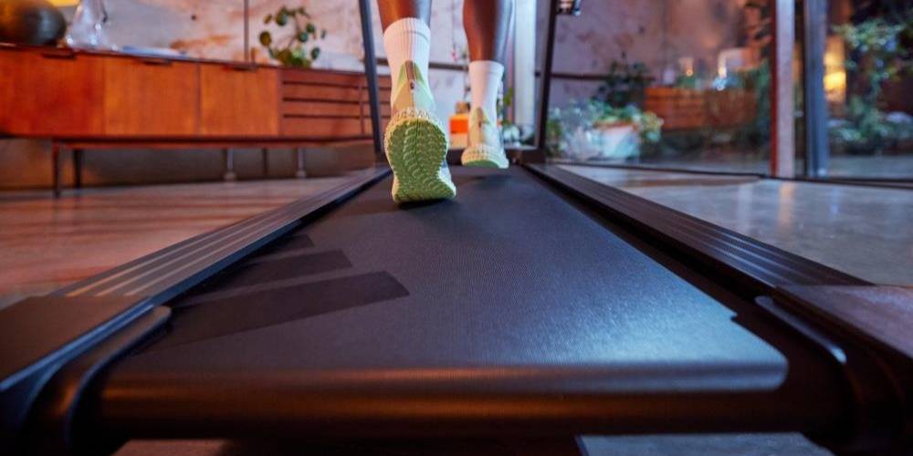 Løber på adidas løbebånd med skærm og træningsapps