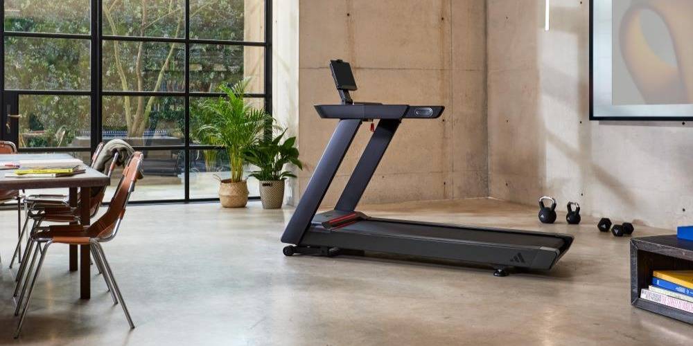 Adidas løbebånd i moderne stue med store vinduer