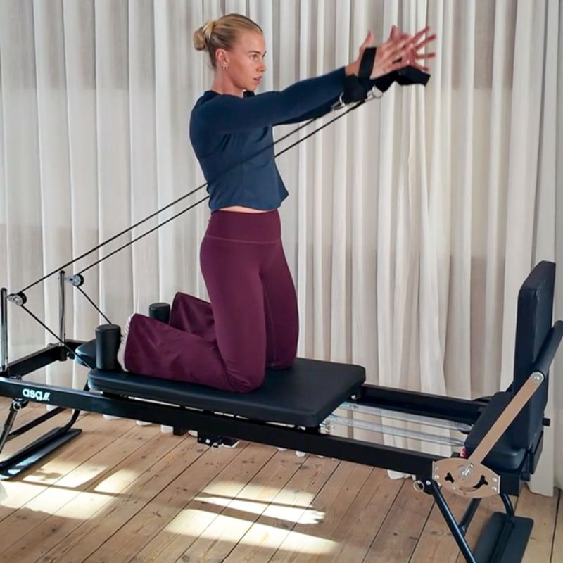 Reformer pilates træningsmaskine til effektiv helkropstræning