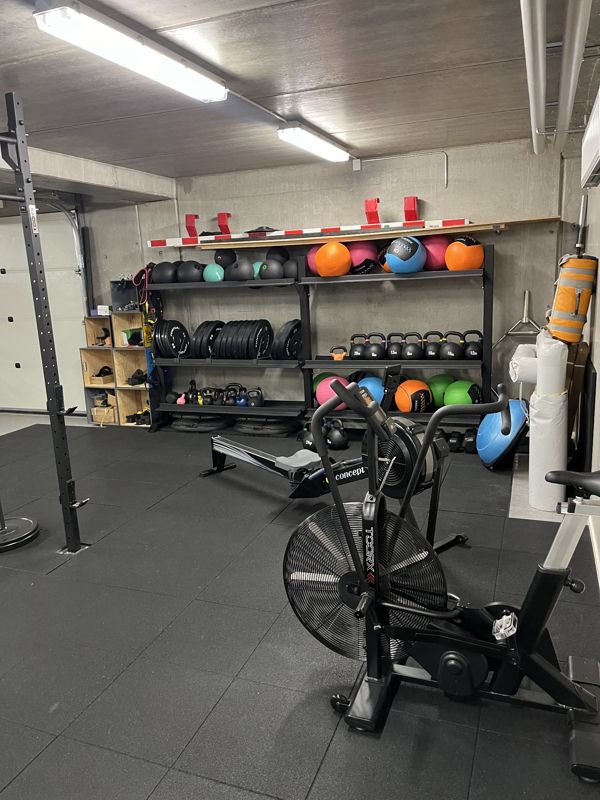 Crossfitområde på Halvorsminde Efterskole med rig og vægtstænger