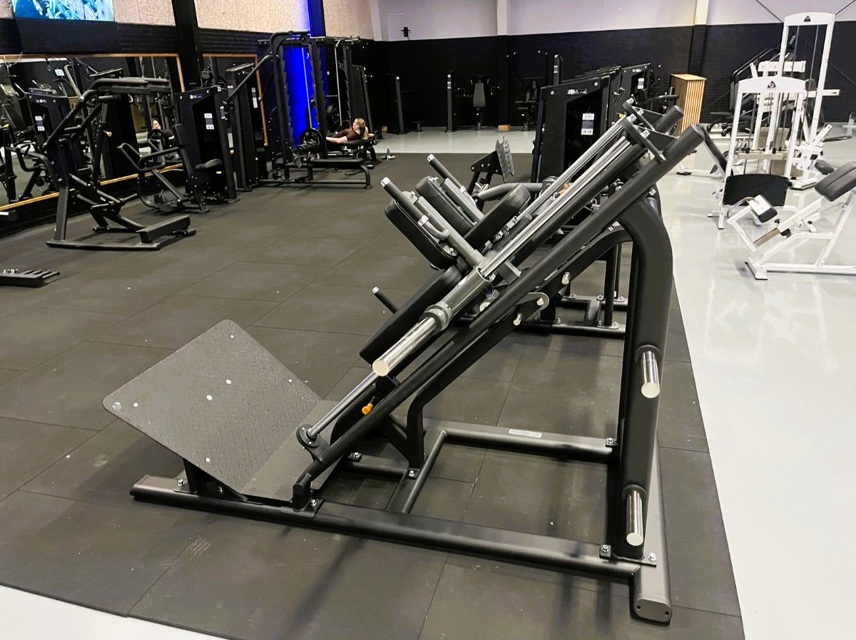 FFK Fitness – TOORX Hack Squat installeret i centeret