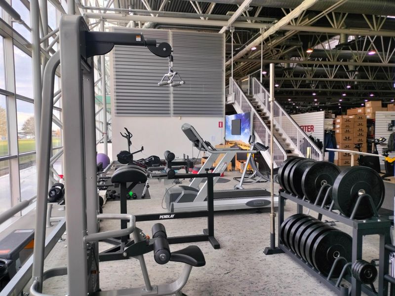 Lighthouse Business Park – styrketræningsområde med bænke, stativer og vægtskiver