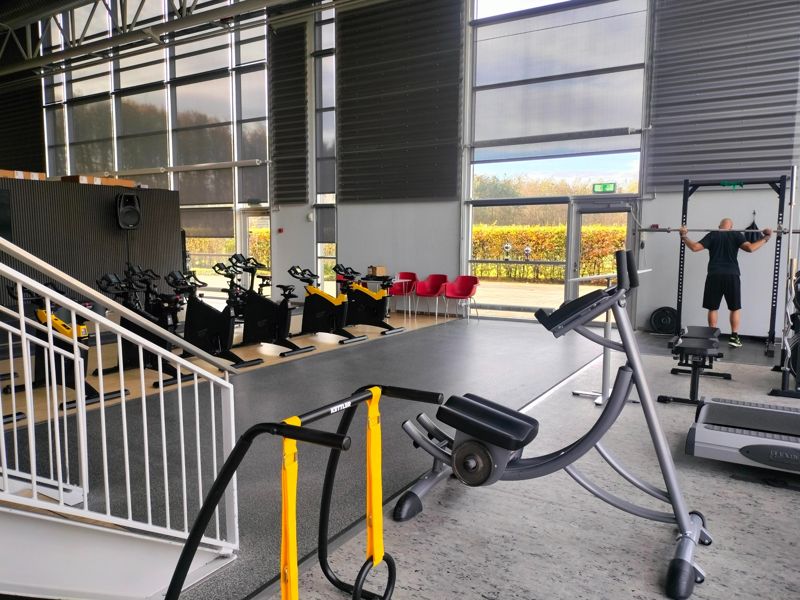 Lighthouse Business Park – frie vægte og maskiner i den åbne sal
