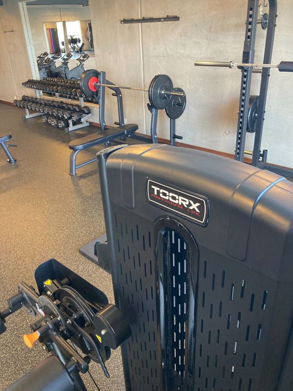 Professionelt Toorx udstyr i træningslokalet på Halvorsminde Efterskole