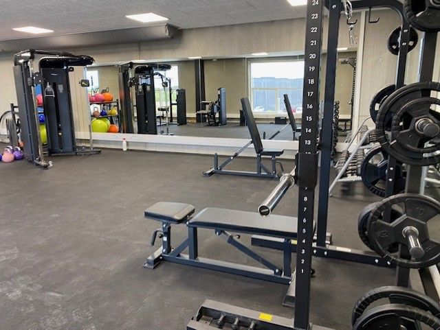 Detalje af moderne fitnessudstyr i Sportsgroup Danmarks medarbejder-gym