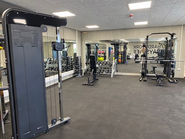 Træningsområde i Sportsgroup Danmarks medarbejder-gym med styrkeudstyr fra Toorx