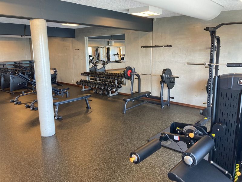 Styrketræningsområde på Halvorsminde Efterskole med Toorx maskiner