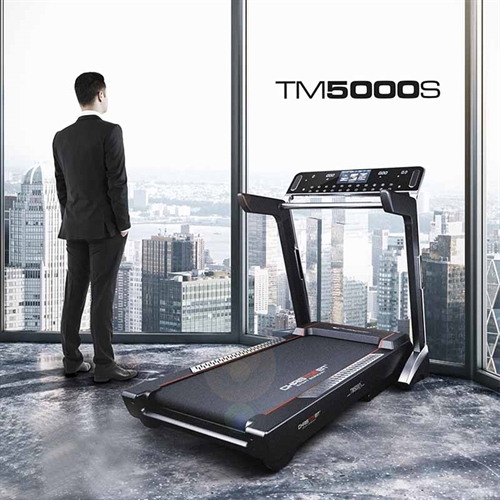Top Sport TM 5000S Løbebånd opstillet på et kontor.